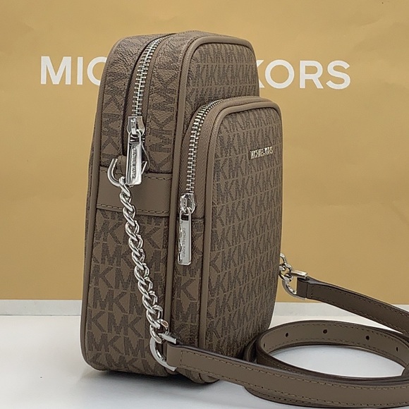 MICHAEL KORS
Jet Set Travel Medium Signature Logo Crossbody Bag
COLOR DUST - Picture 9 of 14